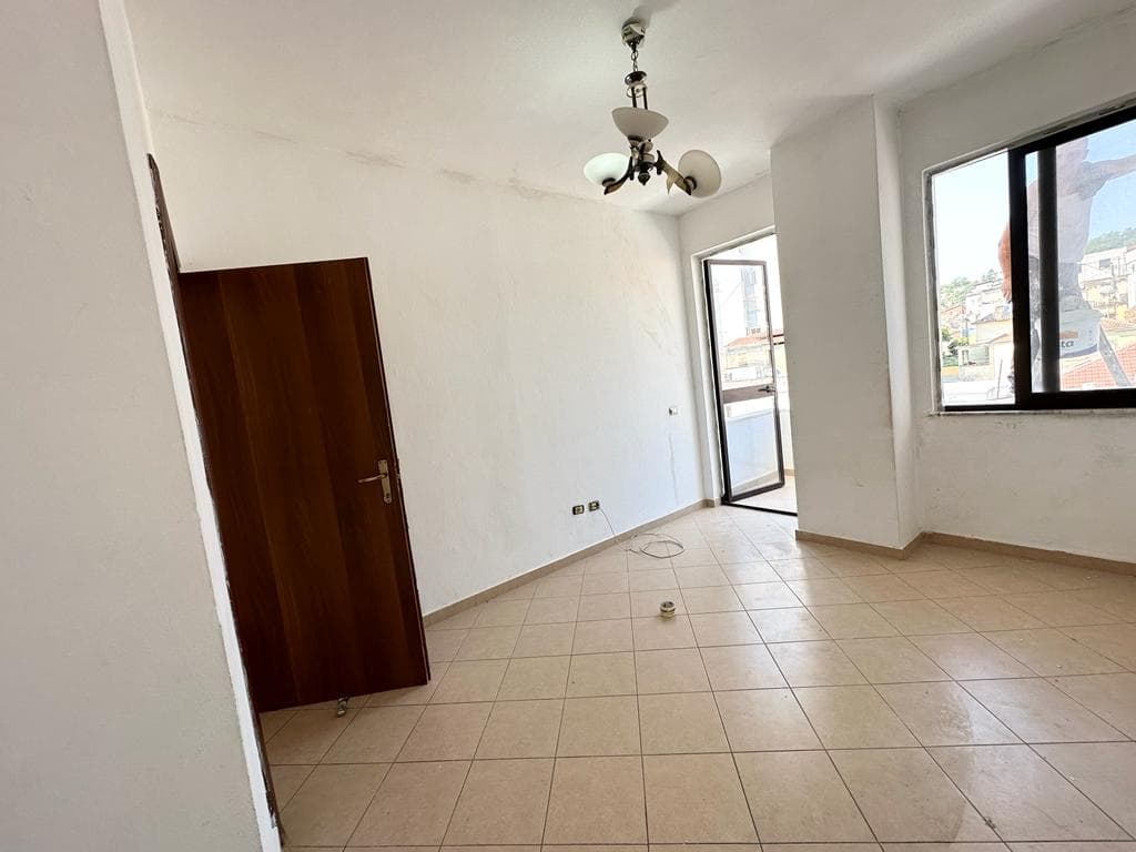 JEPET ME QERA APARTAMENT 2+1 PRANE SHKOLLES 2 GJELAT. 4