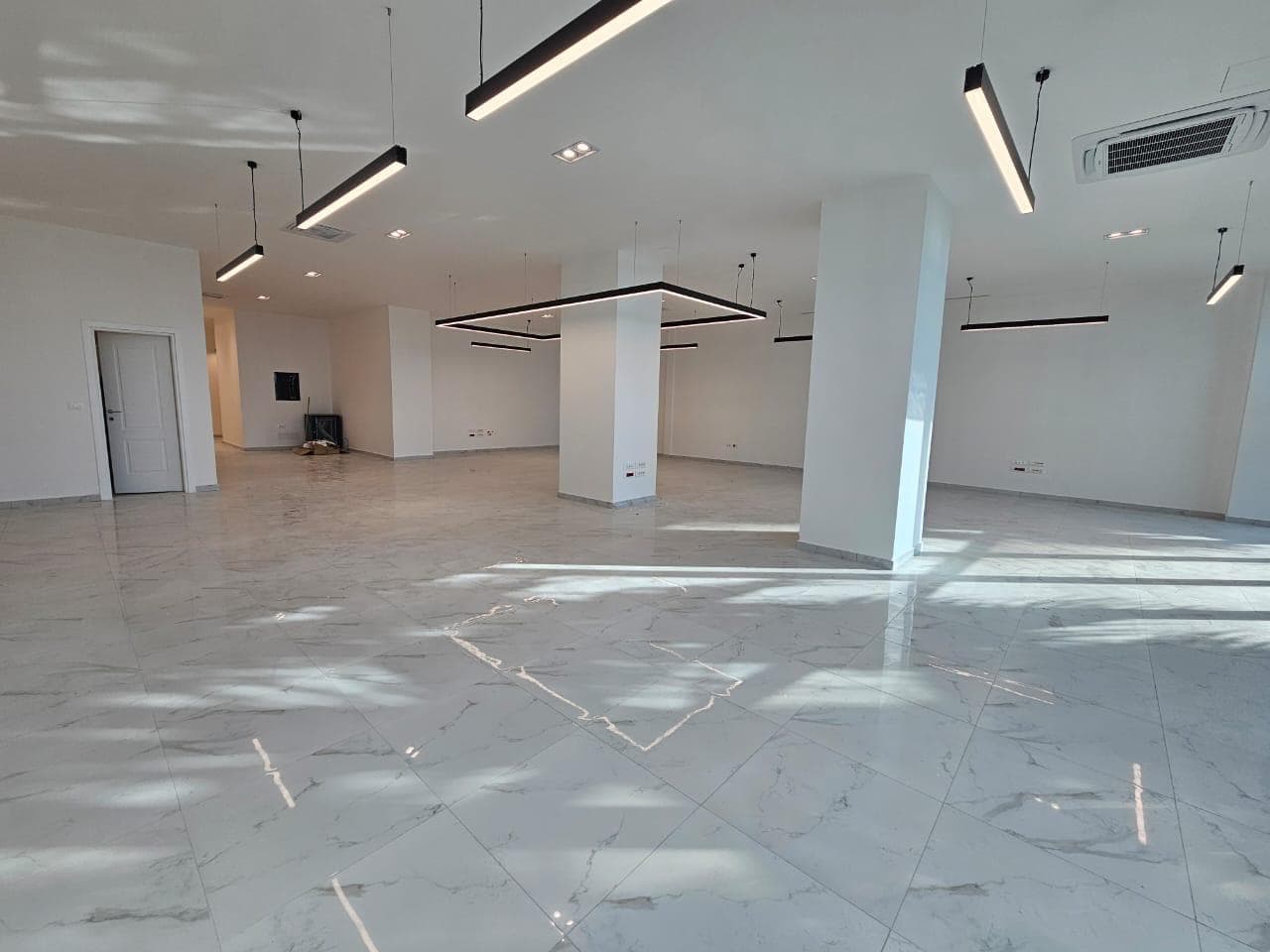 JEPET ME QERA AMBIENT BIZNESI VOLLGA, DURRES. 3