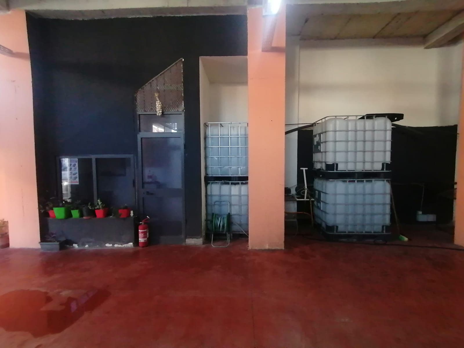 JEPET ME QERA AMBIENT BIZNESI PRANE STADIUMIT , DURRES . 4