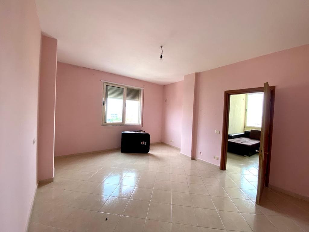 SHITEN DY APARTAMENTE 1+1 PRANE TREGUT TE MADH INDUSTRIAL, DURRES. 4