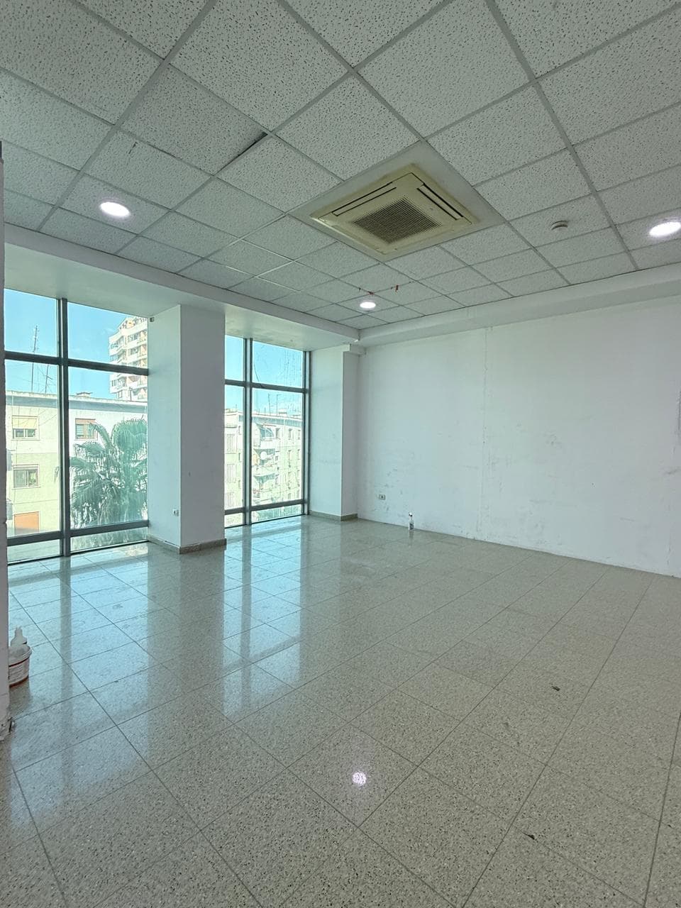 JEPET ME QERA AMBIENT BIZNESI TEK QENDRA BIZNESIT "BLUE STAR DURRES"