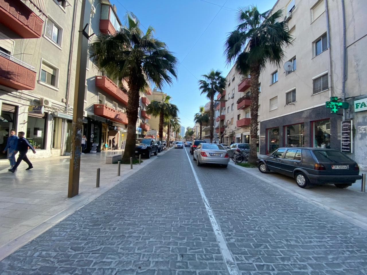 JEPET ME QERA AMBIENT BIZNESI BULEVARDI DYRRAH , DURRES.