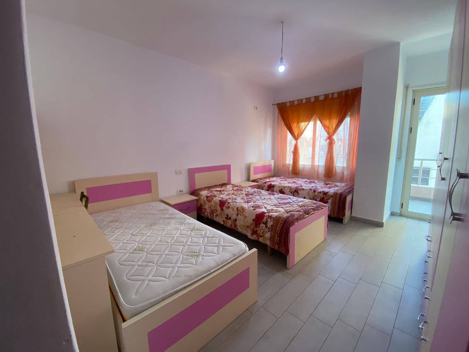 SHITET APARTAMENT 2+1 + GARAZHD PRANE DREJTORIS SE POLICIS,DURRES. 4