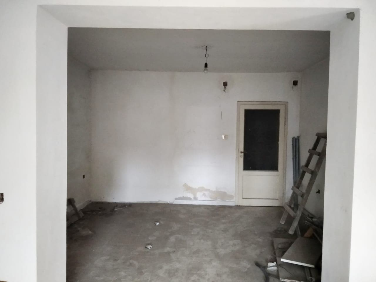 SHITET APARTAMENT 3+1 + AMBIENT BIZNESI , PRANE TREGUT TE MADH INDUSTRIAL , DURRES . 3