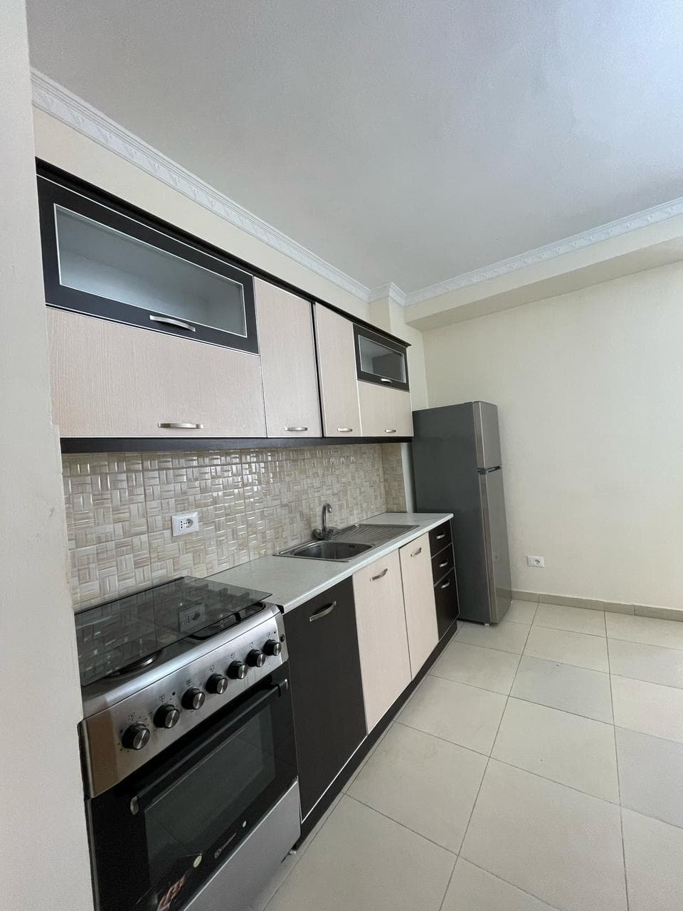 JEPET APARTAMENT ME QERA 2+1 ISH URT , DURRES. 3