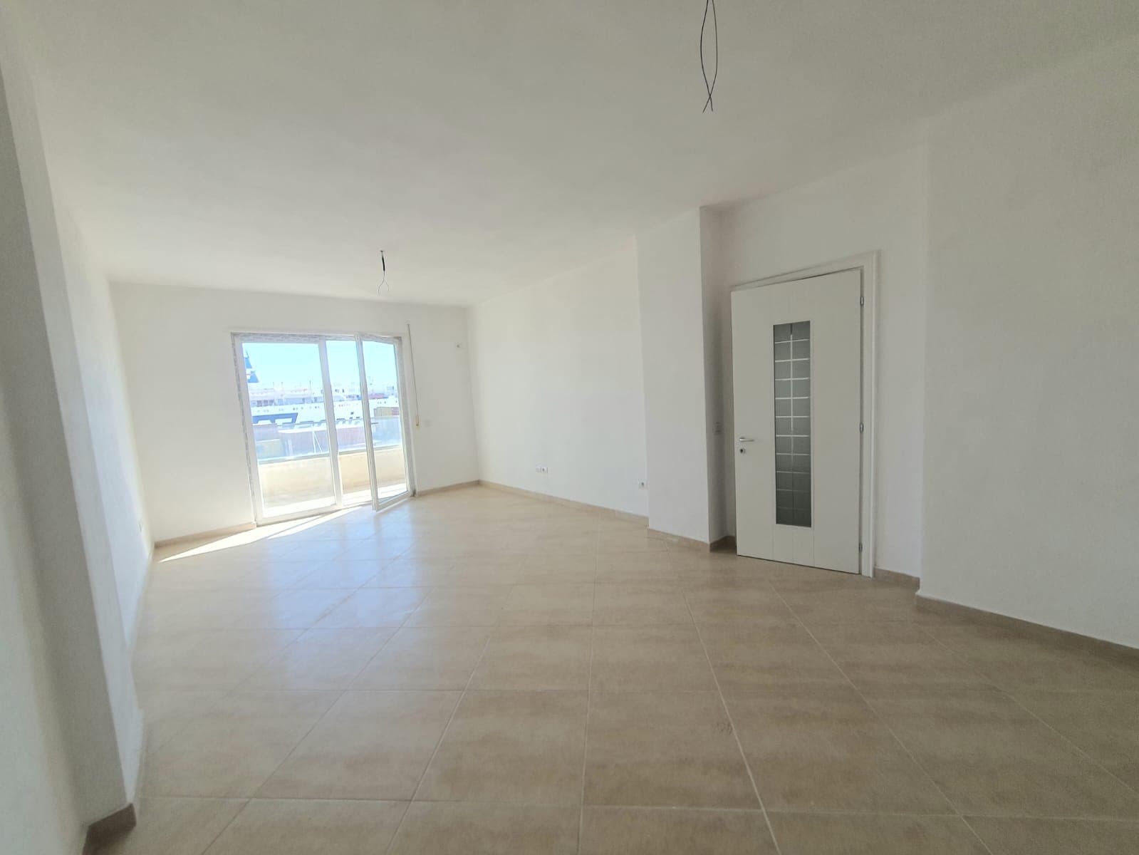 JEPET ME QERA APARTAMENT 2+1 I PERSHTATESHEM PER AMBIENT BIZNESI,PORTI,DURRES. 2