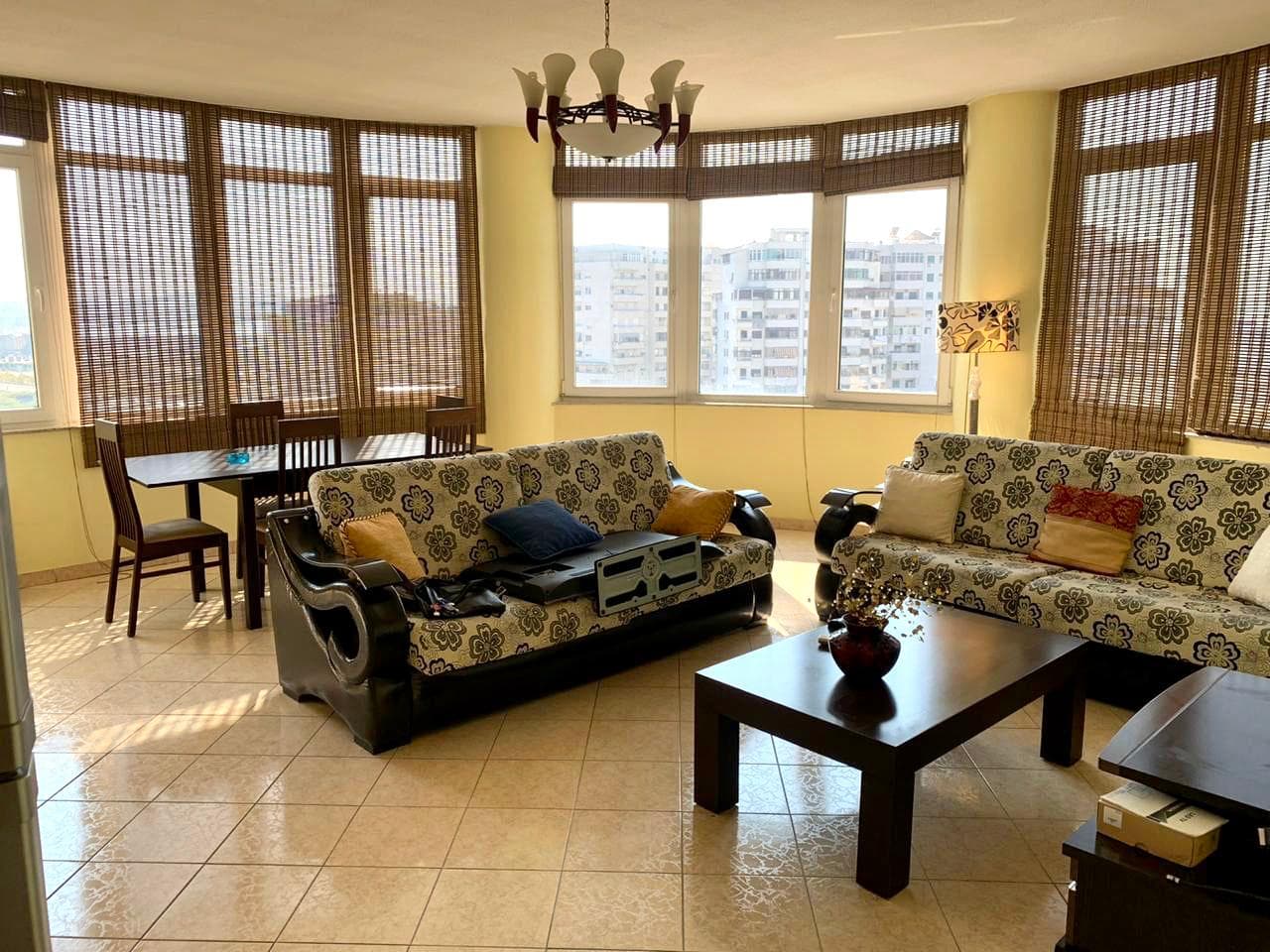 JEPET ME QERA APARTAMENT TEK RRETH RROTULLIMI PRANE STACIONIT TE TRENIT, DURRES.