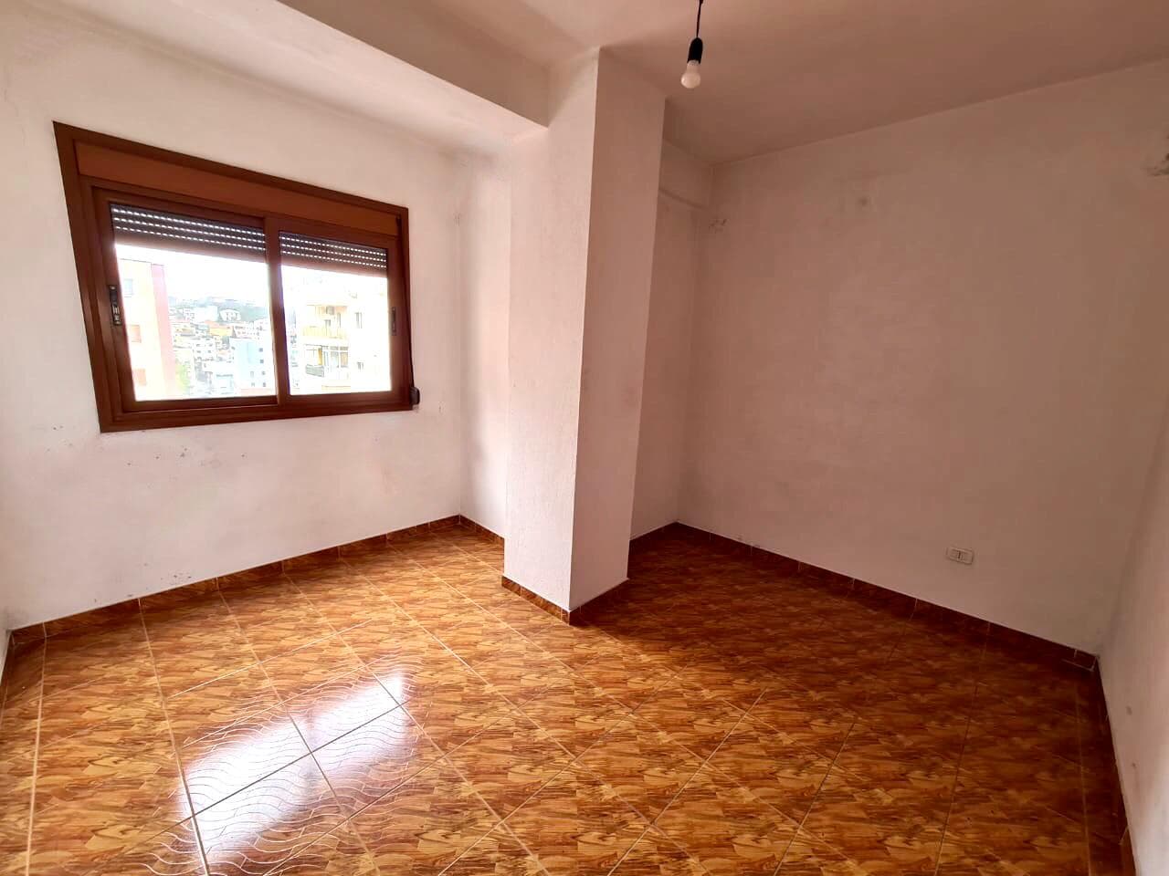 SHITET APARTAMENT 2+1, PRANE ISH RAJONIT TE POLICISE, DURRES. 3