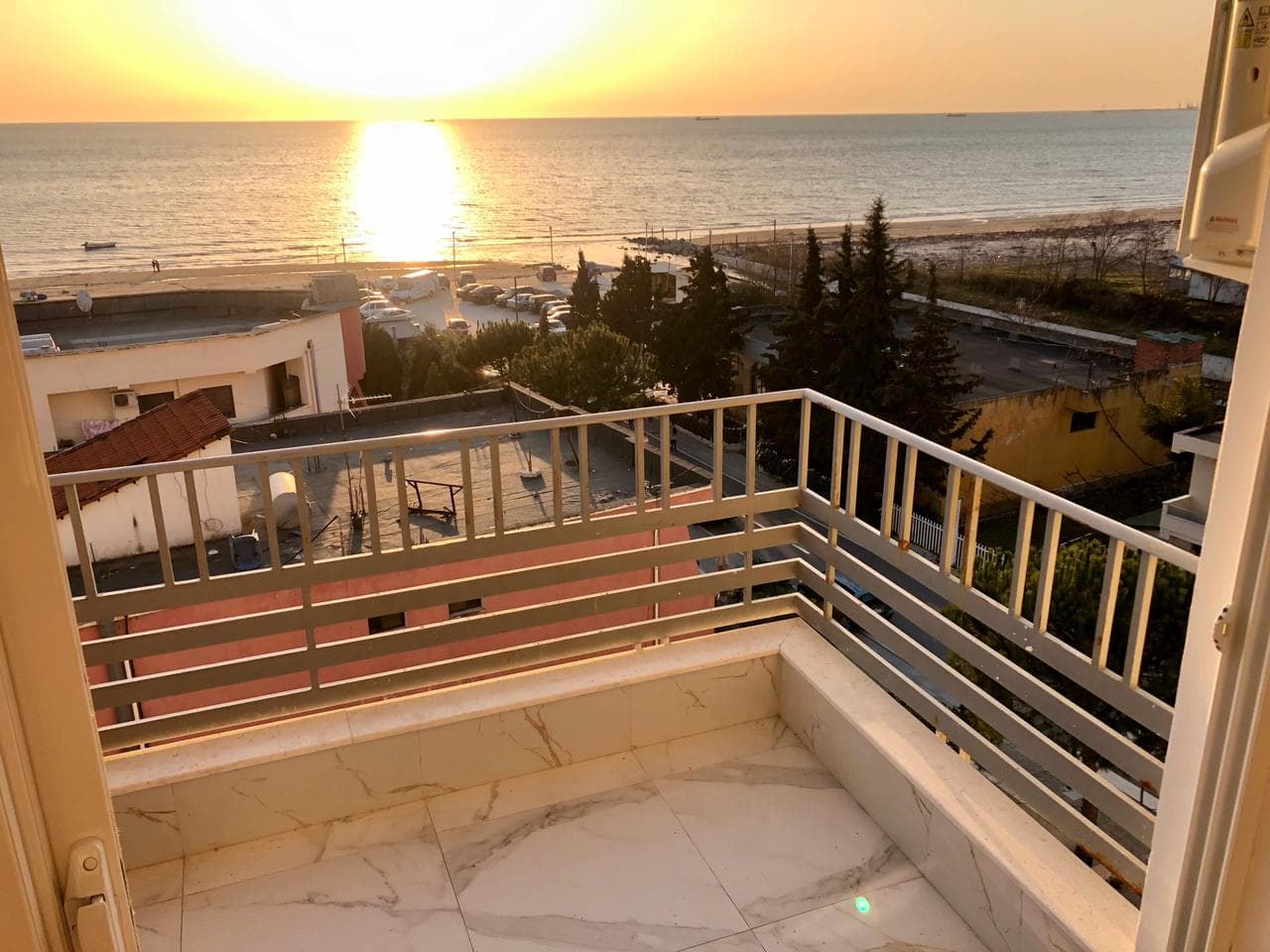 SHITET APARTAMENT 2+1 ME PAMJE NGA DETI PRANE SHKEMBIT TE KAVAJES, DURRES.
