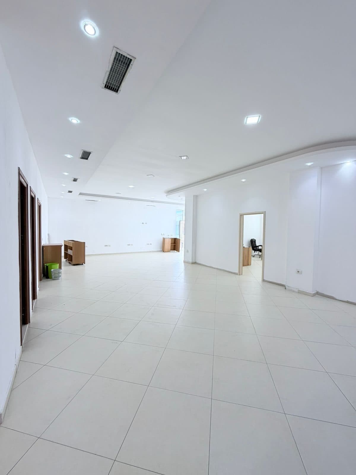 JEPET ME QERA AMBIENT BIZNESI ZONA E ISH KENETES, DURRES 4