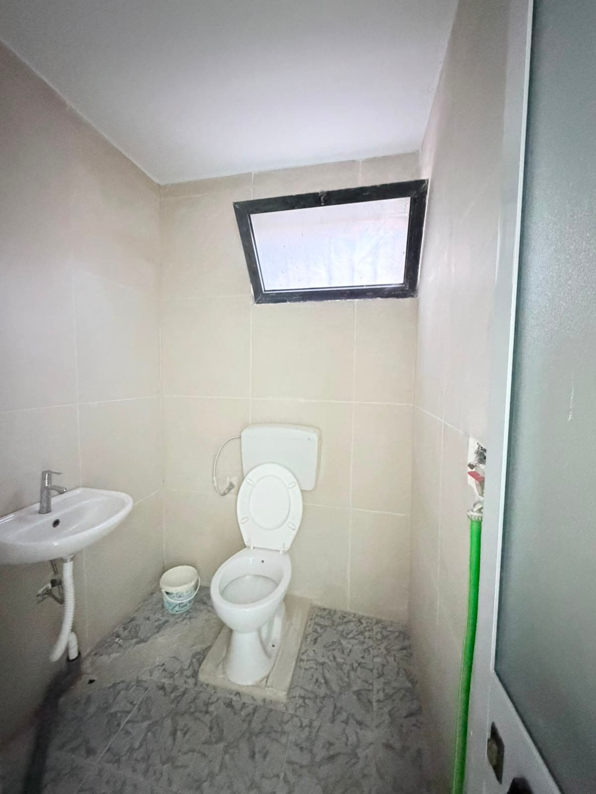 JEPET ME QERA AMBIENT BIZNESI PRANE PRANVERES, DURRES