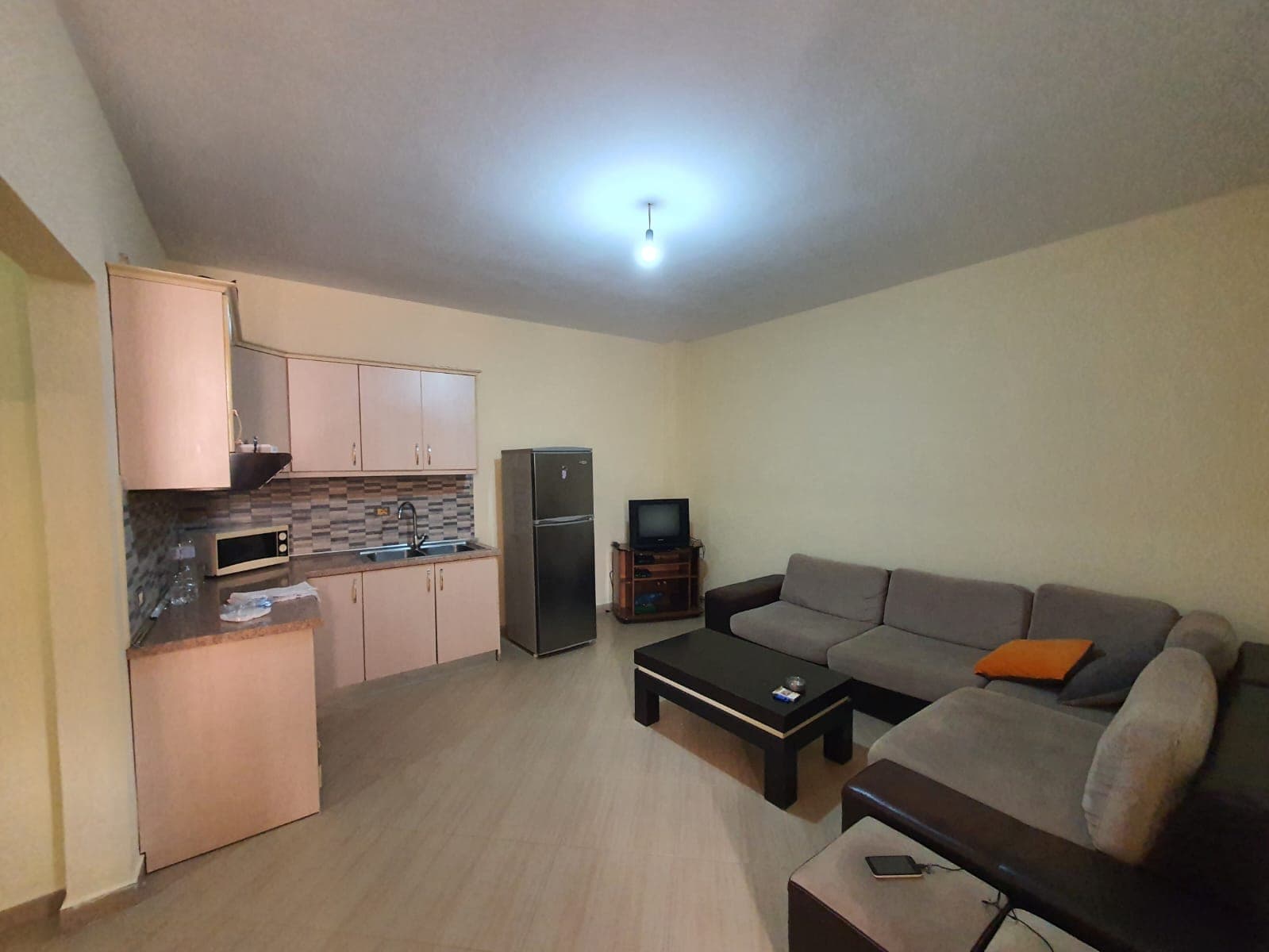 JEPET ME QERA APARTAMENT 2+1 PRANE URES SE DAJLANIT PLAZH,DURRES.