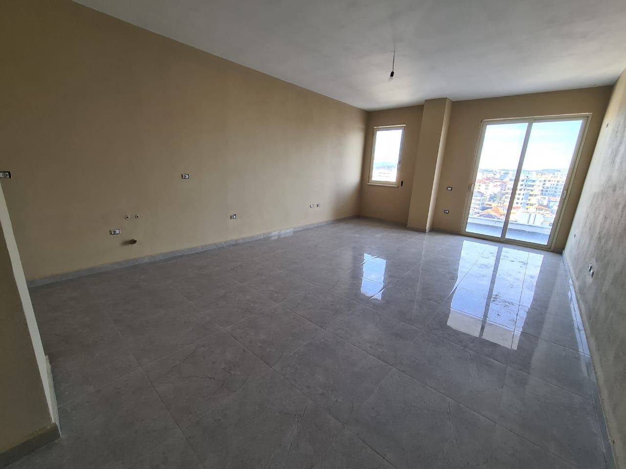 SHITET APARTAMENT 1+1 PERBALLE BIG MARKET PLAZH, DURRES.
