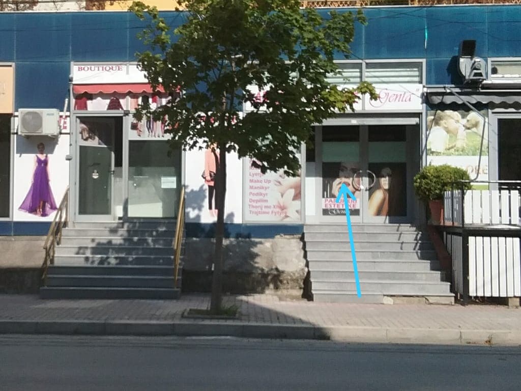 JEPET ME QERA AMBIENT BIZNESI , PRANE ISH URT, DURRES.