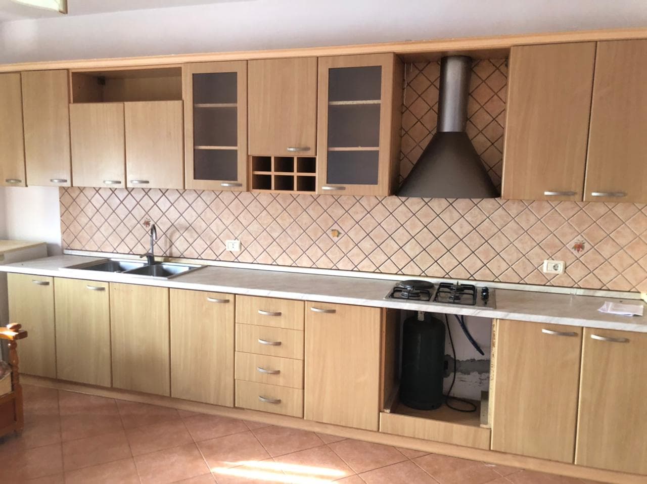 SHITET APARTAMENT 1+1 PRANE SHKOLLES GREKE, DURRES. 2