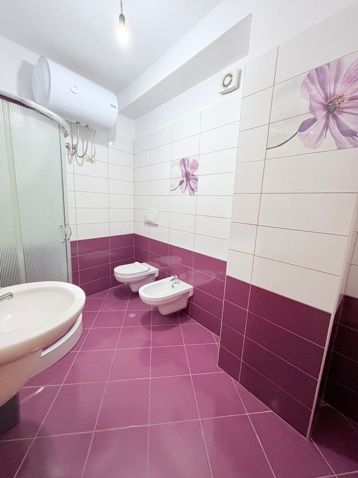 JEPET ME QERA AMBIENT BIZNESI QENDRA BLUESTAR, DURRES