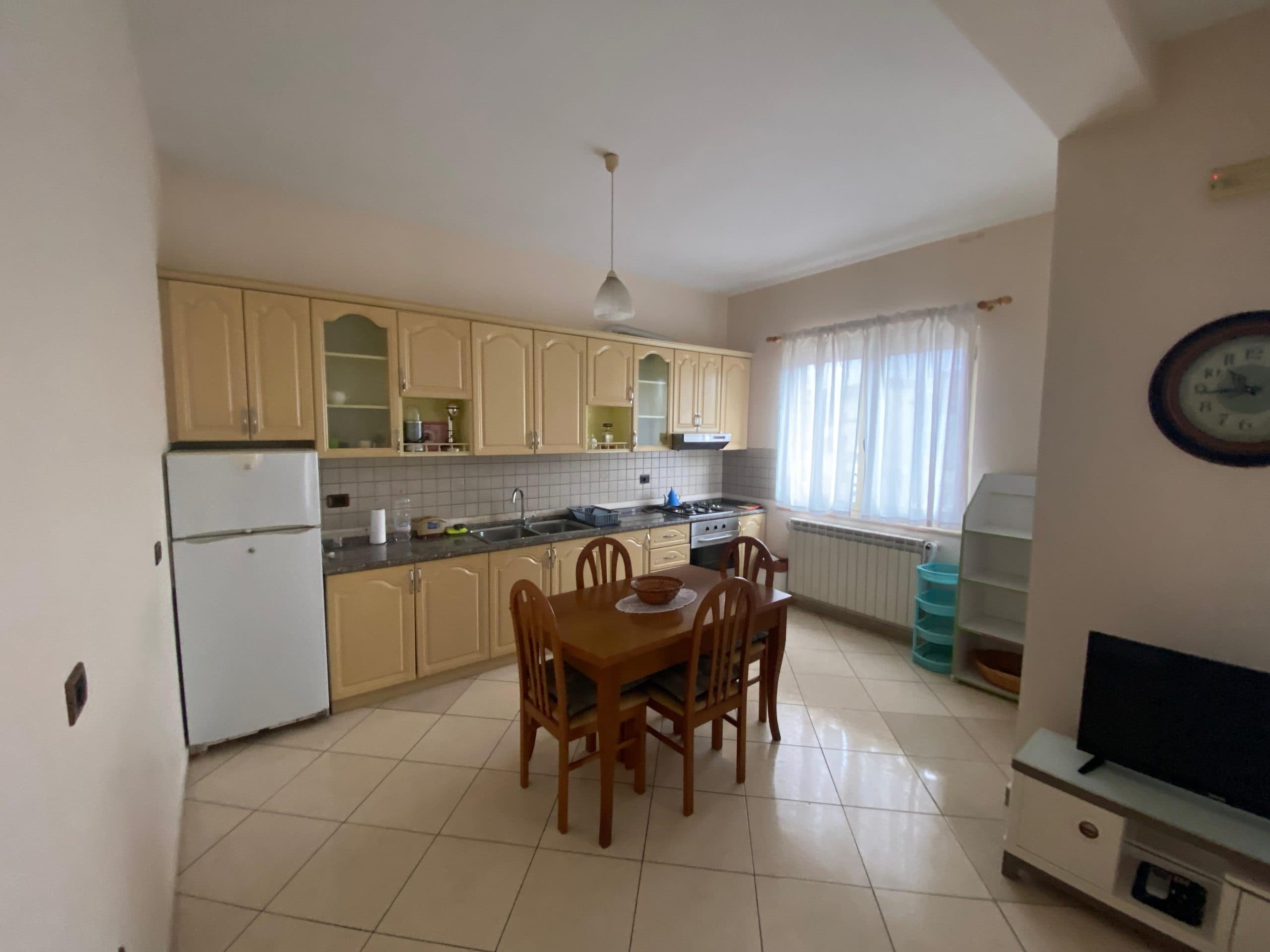 JEPET ME QERA APARTAMENT 2+1, PRANE SPITALIT, DURRES. 2