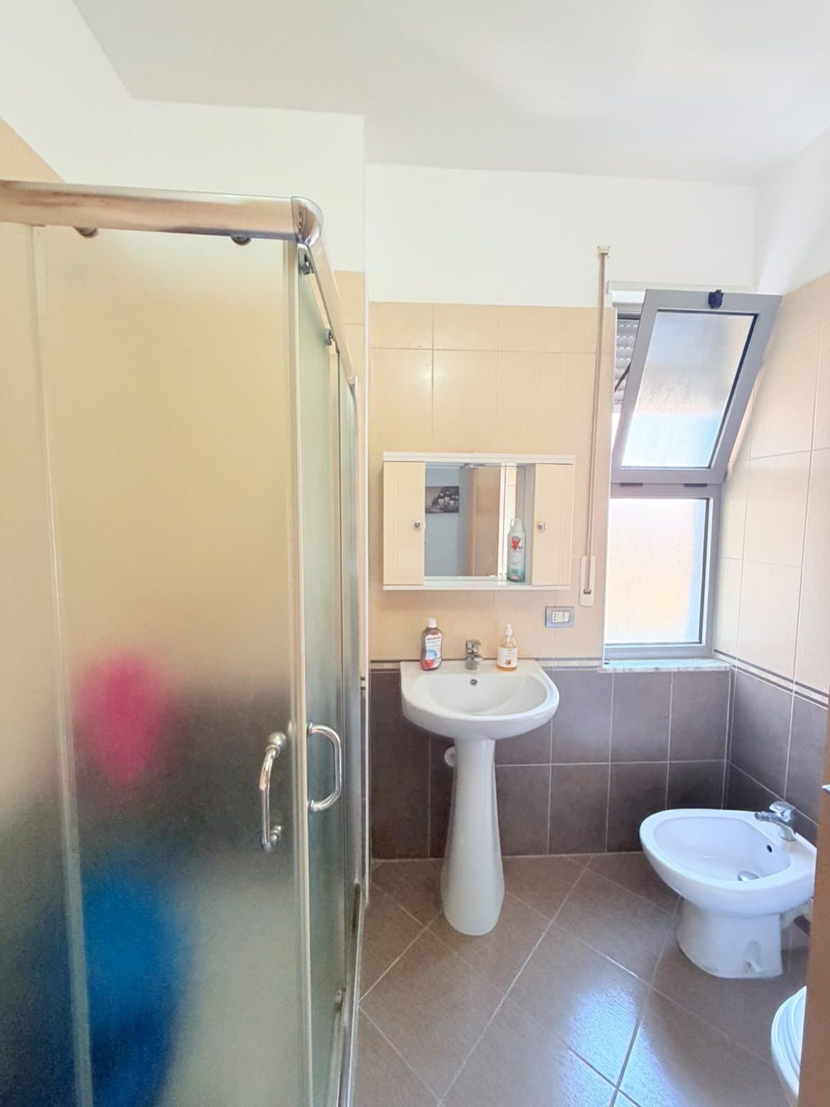 JEPET ME QERA APARTAMENT 1+1 PRANE KAZAZIT, DURRES