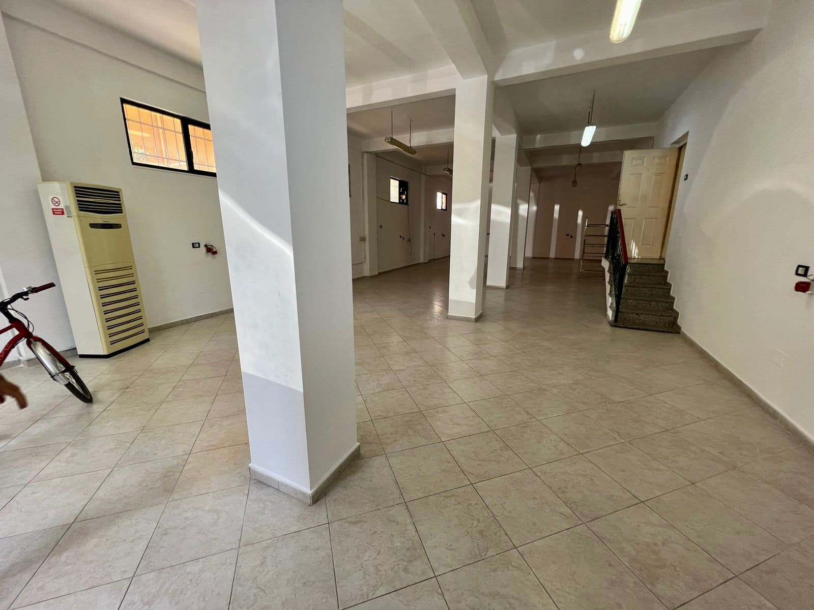 JEPET ME QERA AMBIENT BIZNESI PRANE SHKOLLES QEMAL MICI, DURRES. 3