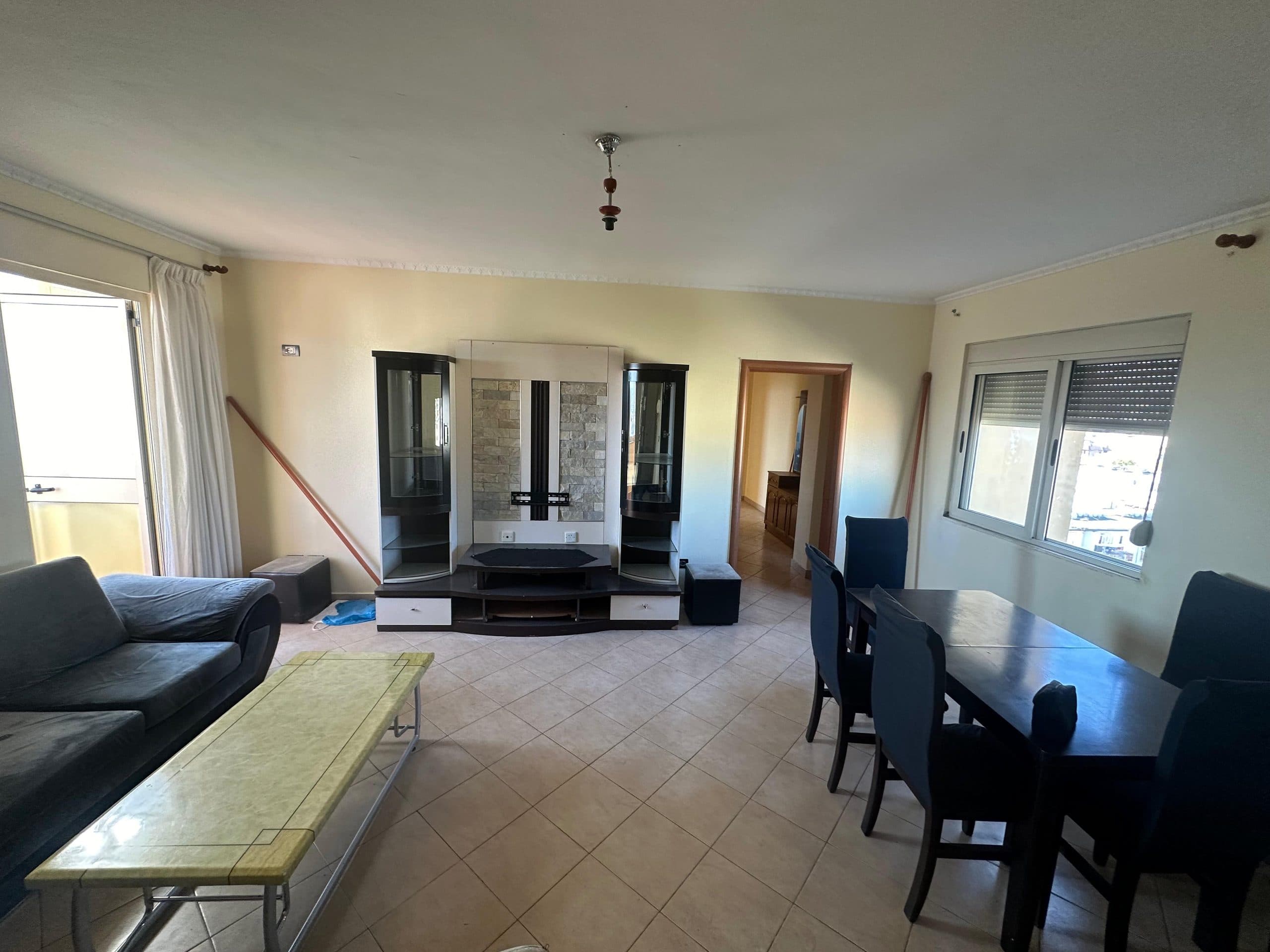 JEPET ME QERA APARTAMENT 2+1, PRANE STADIUMIT, DURRES.