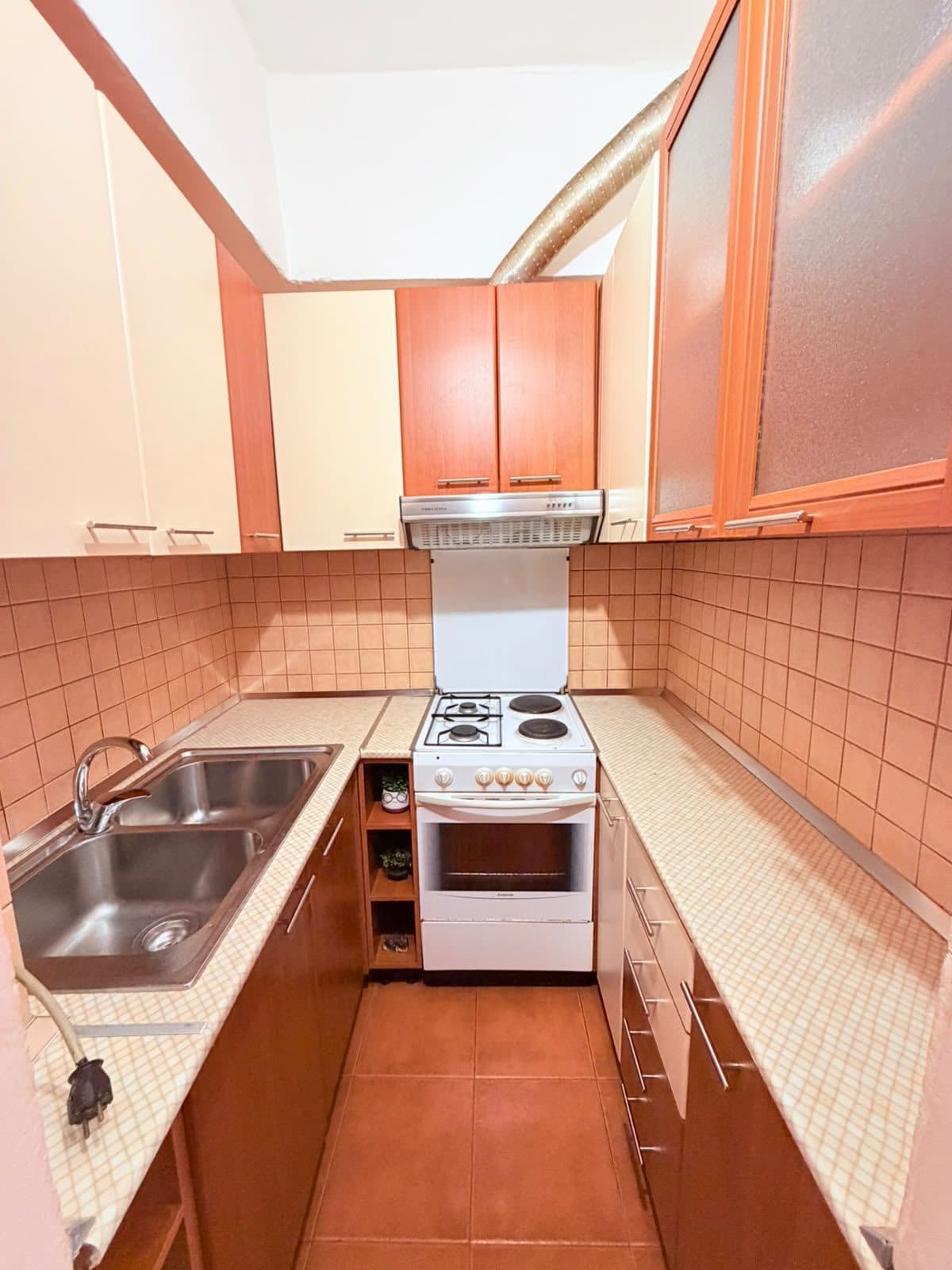 JEPET ME QERA APARTAMENT 2+1 PRANE STACIONIT TE TRENIT, DURRES 2