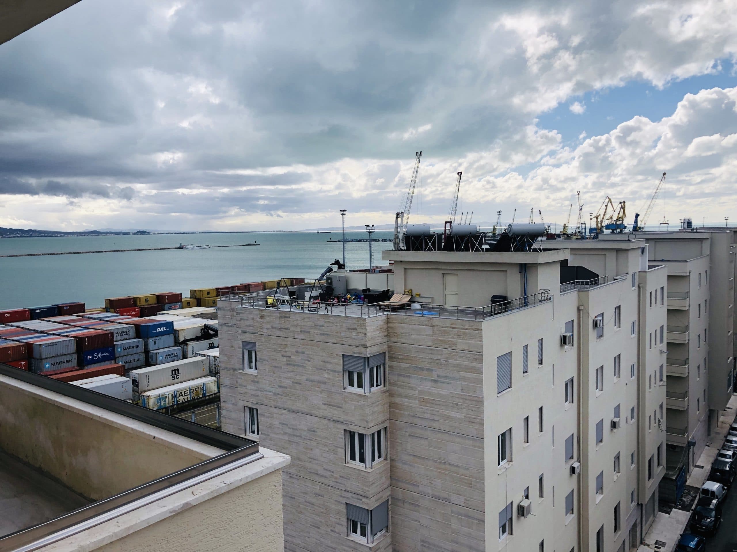 SHITET APARTAMENT 2+1 PERBALL PORTIT,DURRES! 2
