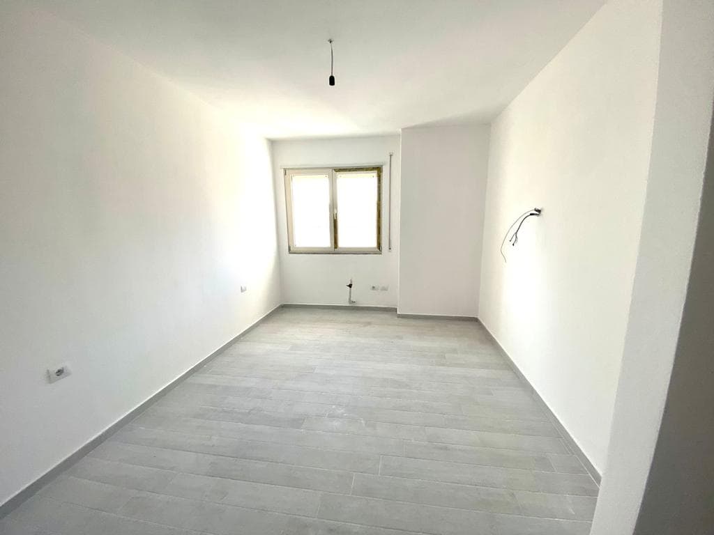 SHITET APARTAMENT 2+1 PRANE ISH RAJONIT, DURRES. 4