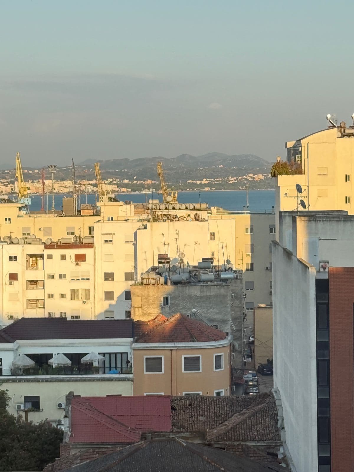 JEPET ME QERA APARTAMENT 2+1 ZONA POLIKLINIKA DURRES