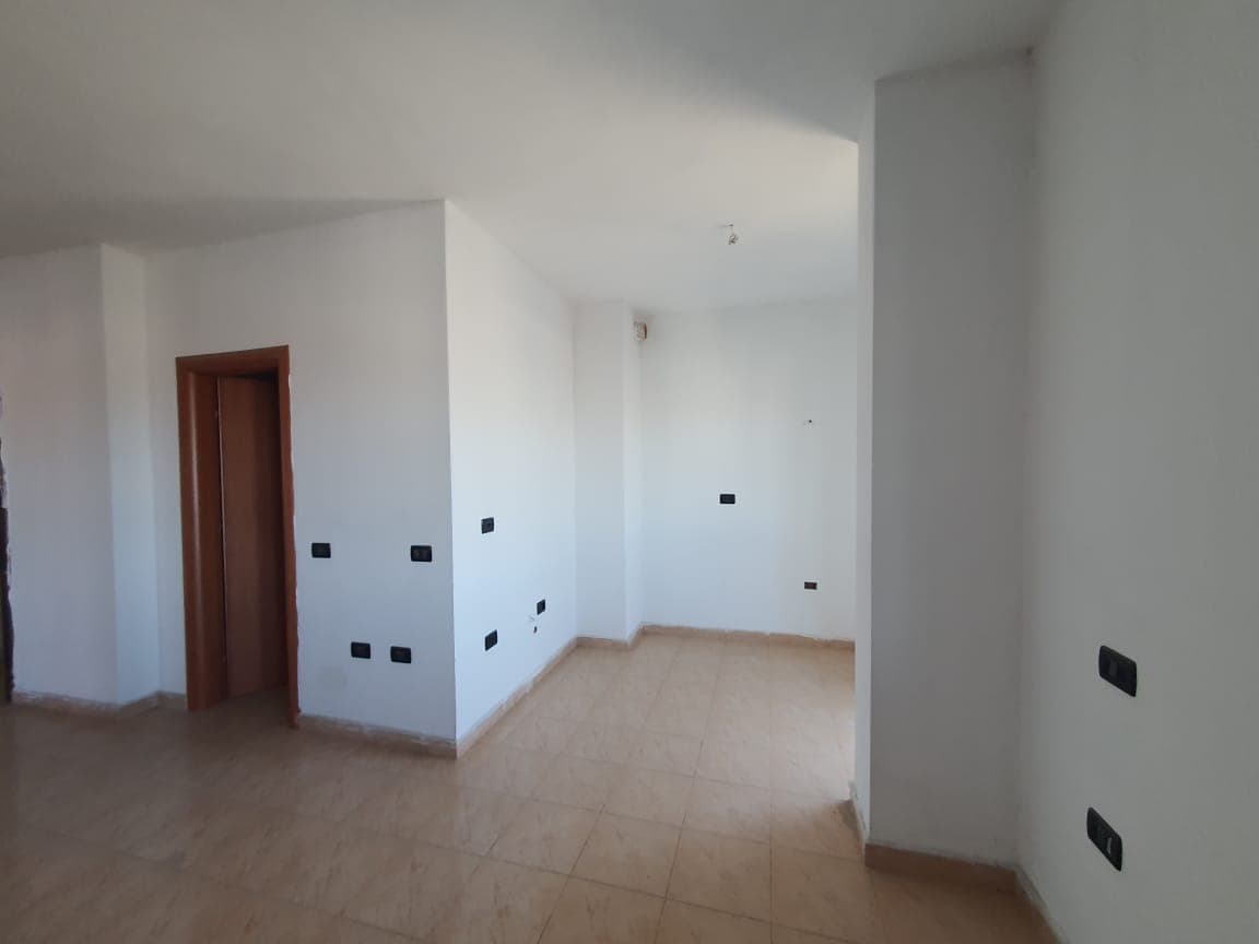 SHITET APARTAMENT 2+1+2 PRANE RROTES KUQE ,PLAZH ,DURRES. 2