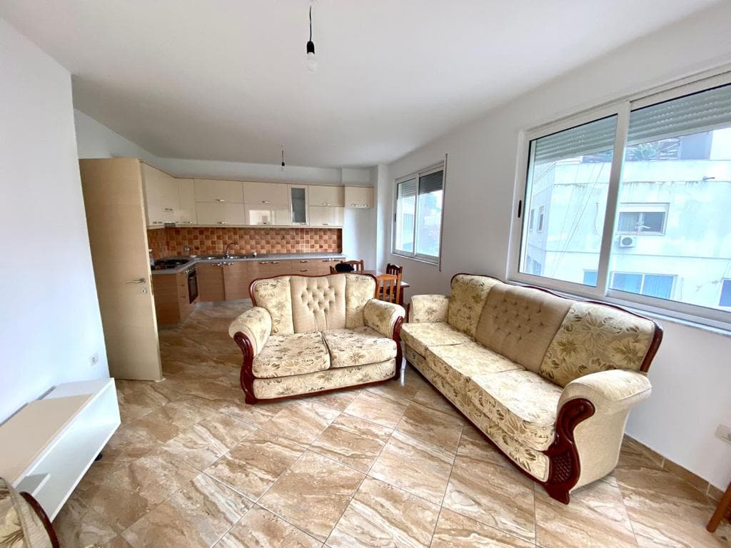 SHITET APARTAMENT 3+1+2 TEK STACIONI I TRENIT, DURRES.