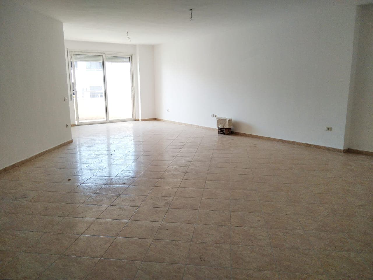 SHITET APARTAMENT 2+1 PRANE STACIONIT TE TRENIT,DURRES. 2