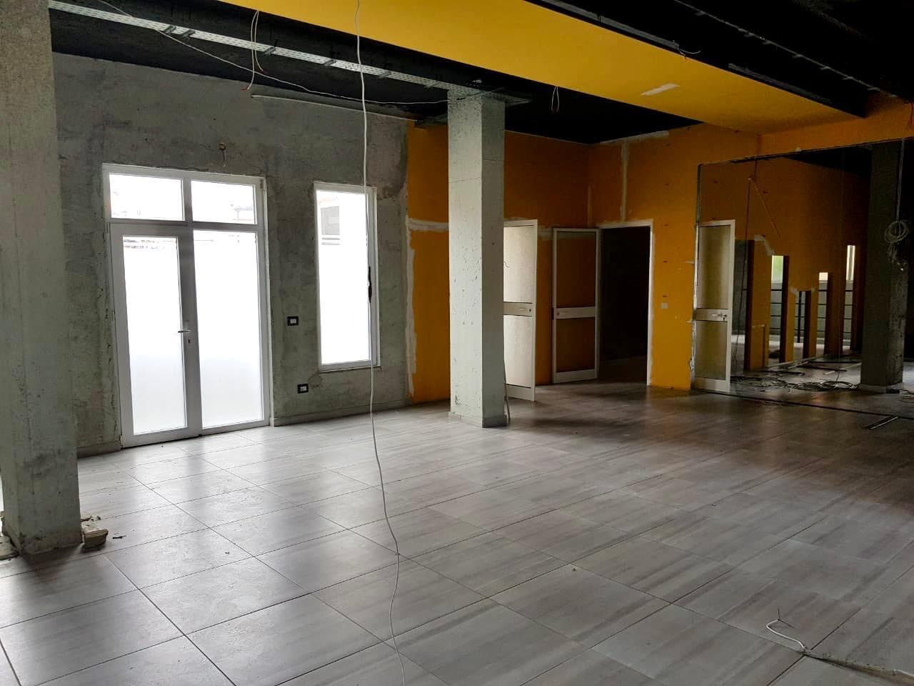 JEPET ME QERA AMBIENT BIZNESI NE QENDER TE QYTETIT, RRUGICA KUMINIT, DURRES.