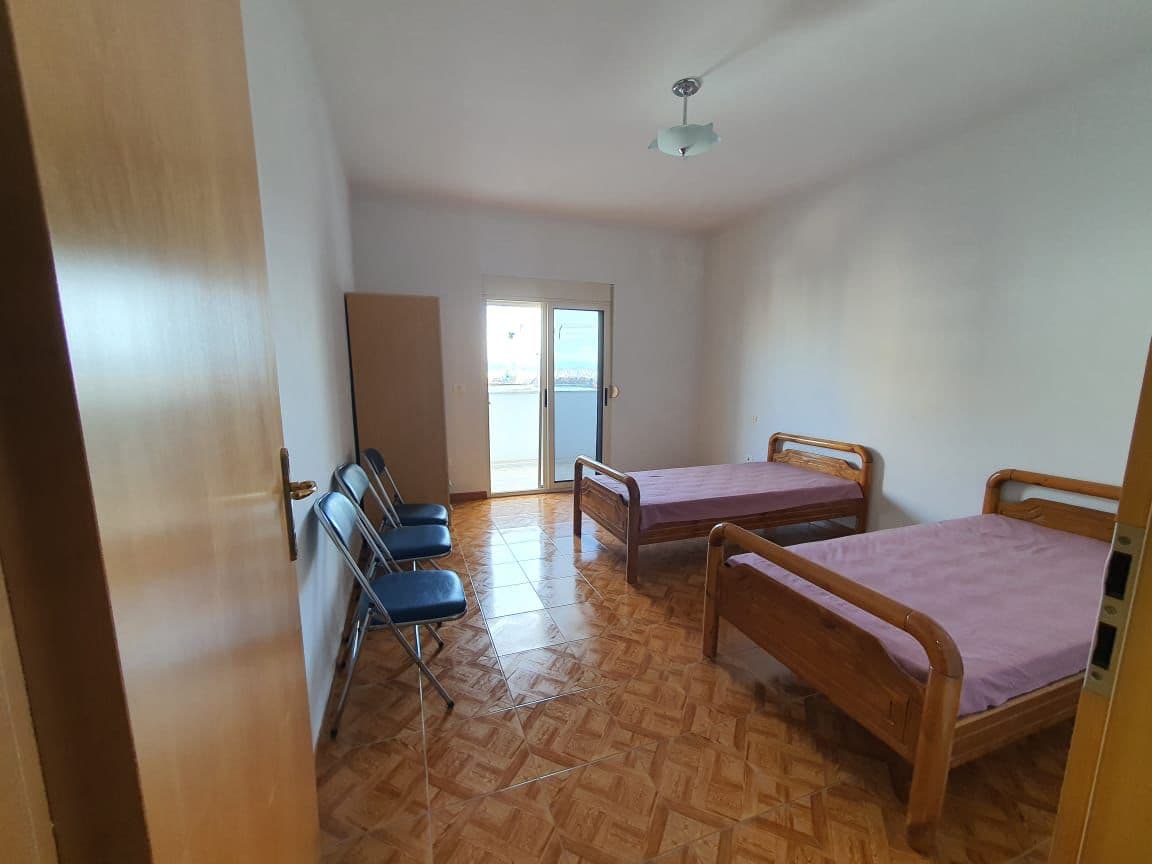SHITET APARTAMENT 2+1+2 ME PAMJE NGA DETI NE QENDER, DURRES. 4
