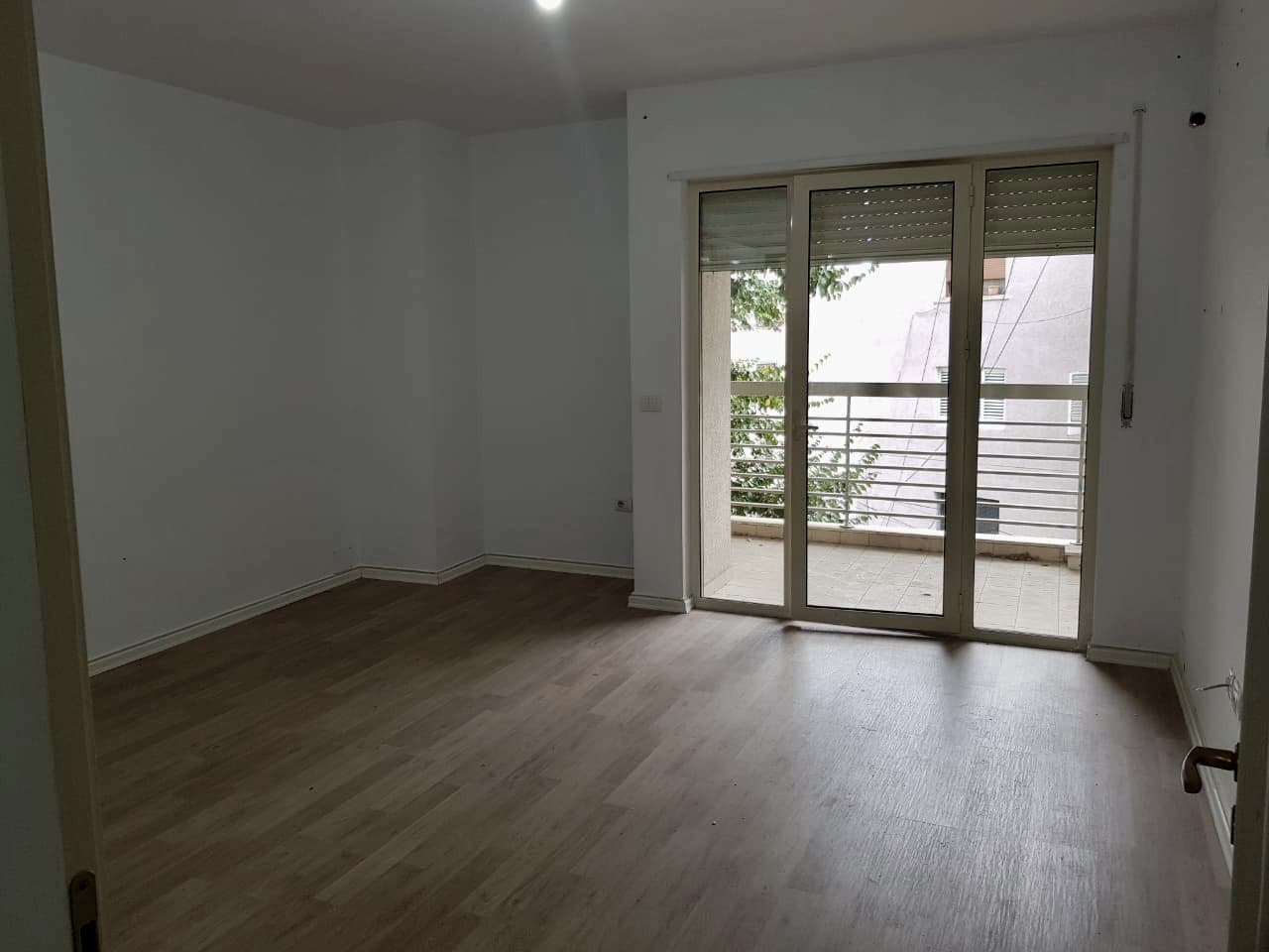 JEPET ME QERA APARTAMENT 2+1 MBAS PREFEKTURES, DURRES. 4