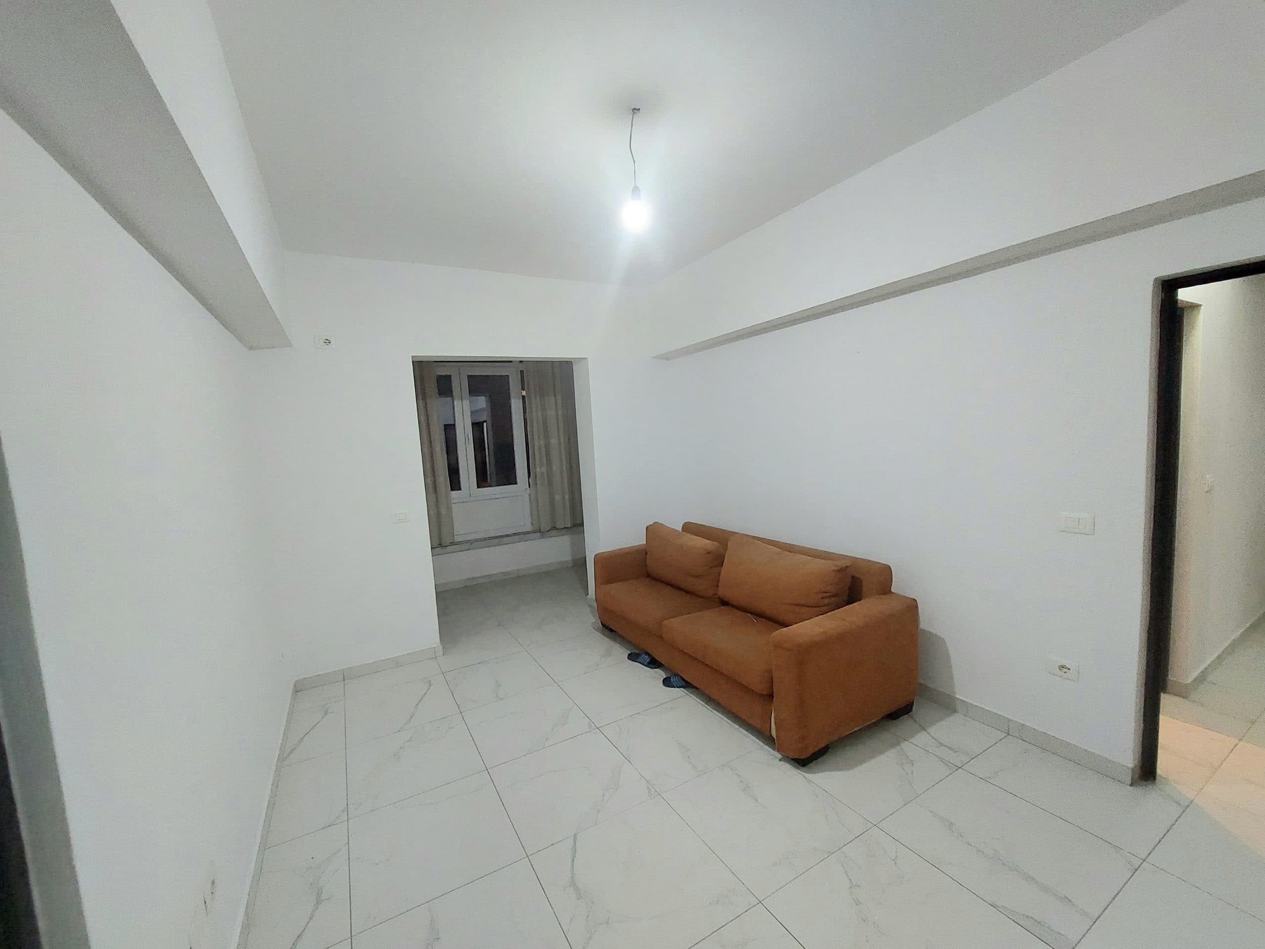 JEPET ME QERA APARTAMENT 2+1 , PRANE STACIONIT TE TRENIT, DURRES. 3