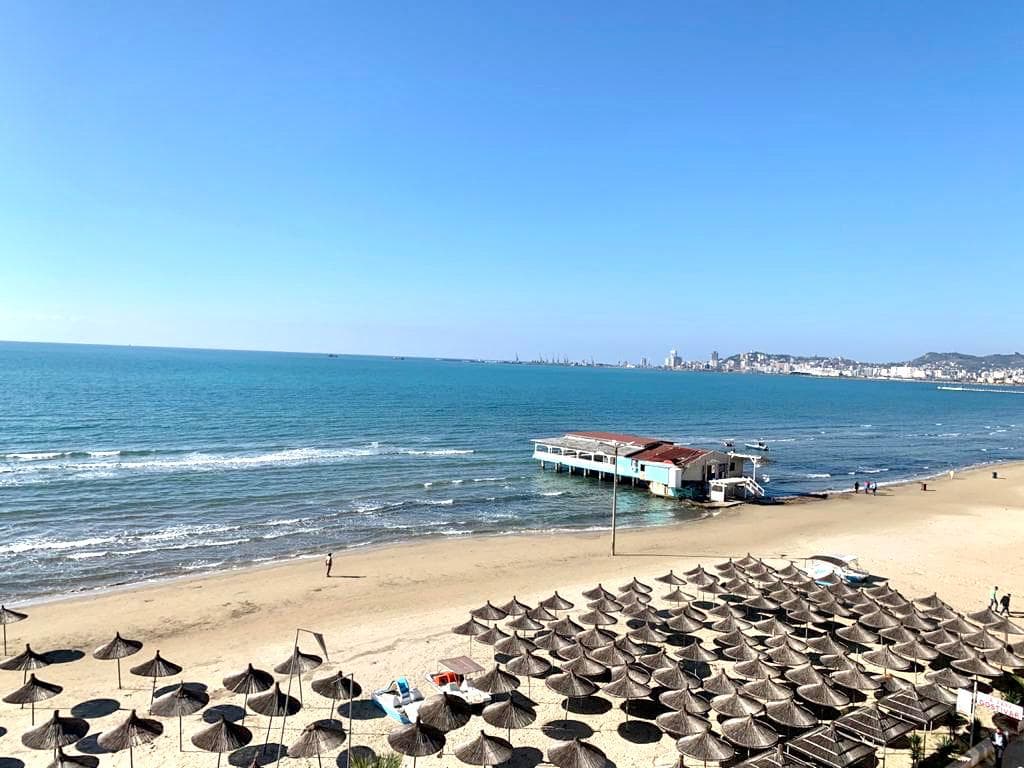 SHITET APARTAMENT 2+1 ME PAMJE NGA DETI PRANE HOTEL ADRIATIK, PLAZH, DURRES.