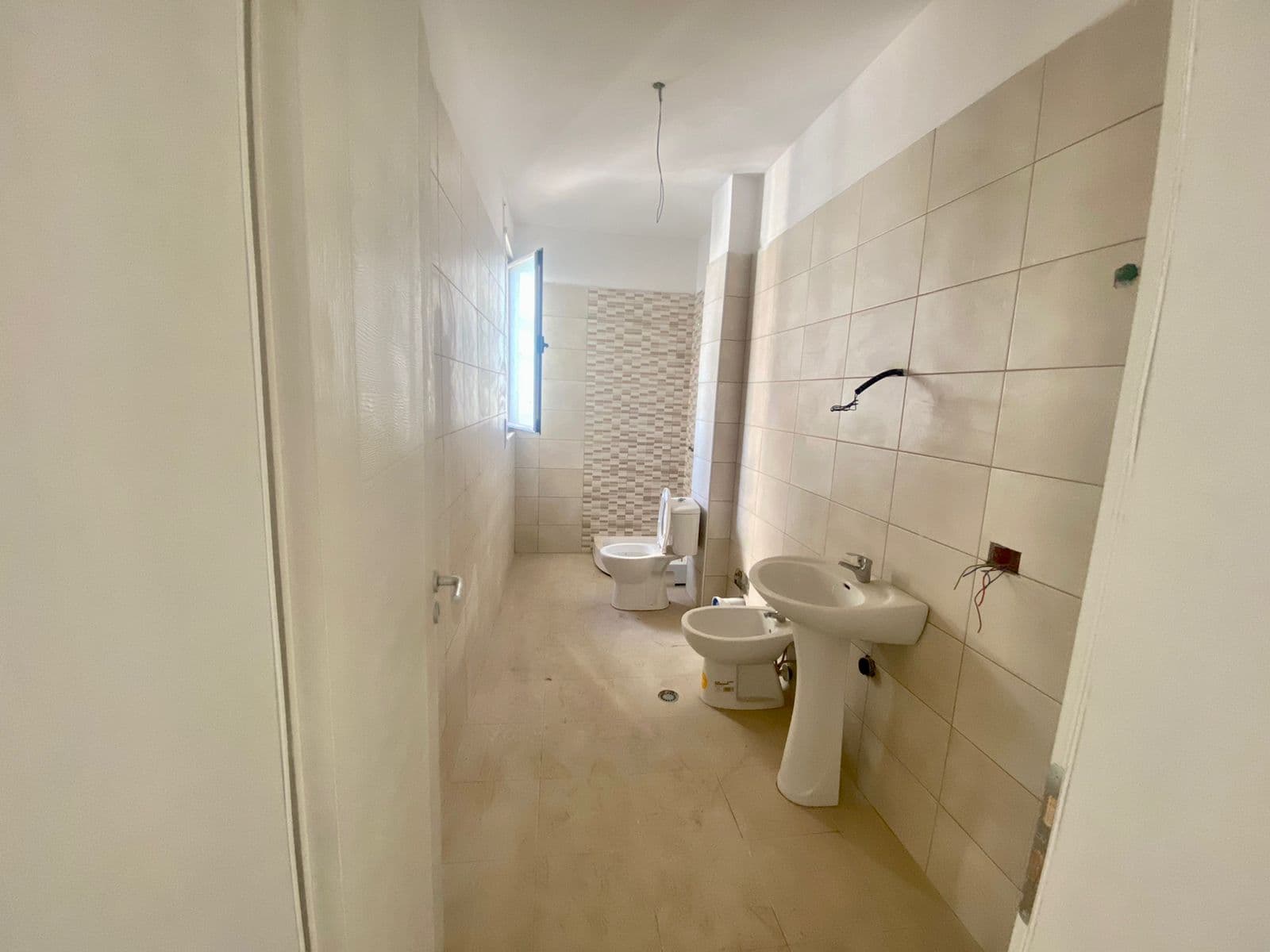 SHITET APARTAMENT 1+1 PRANE HOTEL ANTALYA PLAZH, DURRES. 4