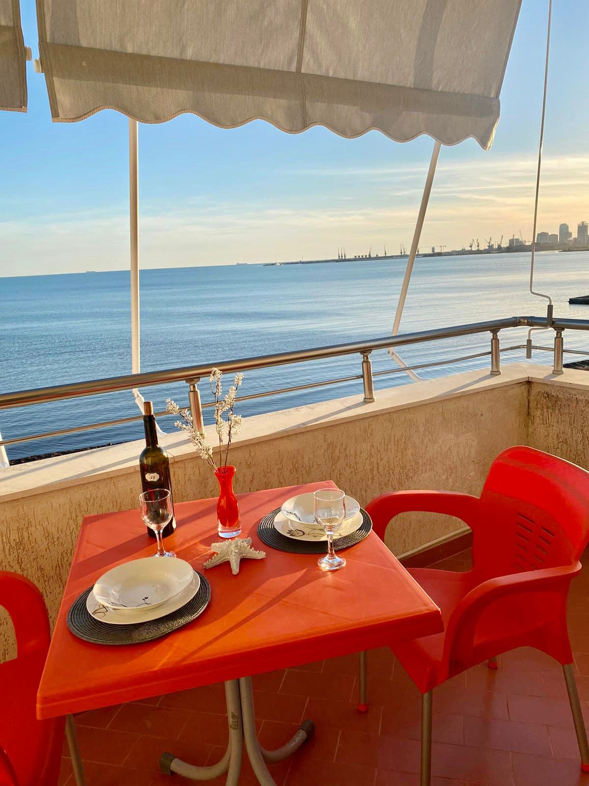 JEPET ME QERA APARTAMENT 1+1 ME PAMJE NGA DETI ,PRANE HOTEL EDART, DURRES.
