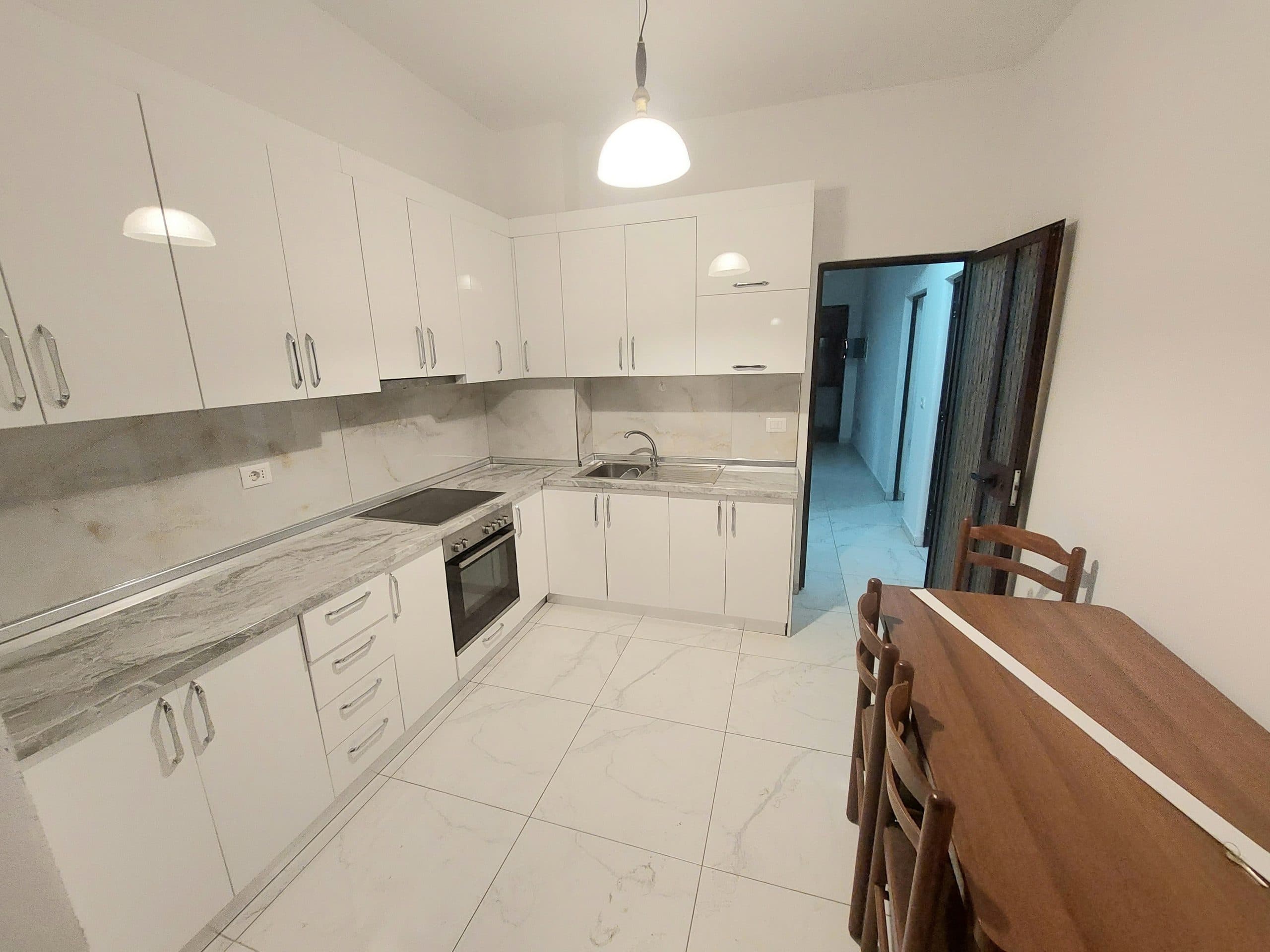 JEPET ME QERA APARTAMENT 2+1 , PRANE STACIONIT TE TRENIT, DURRES.