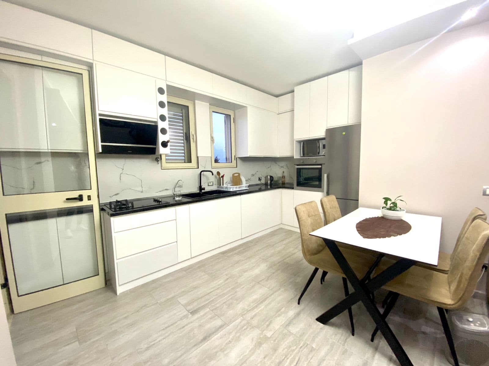 SHITET APARTAMENT 3+1+2 PRANE DREJTORISE SE POLICISE, DURRES. 3