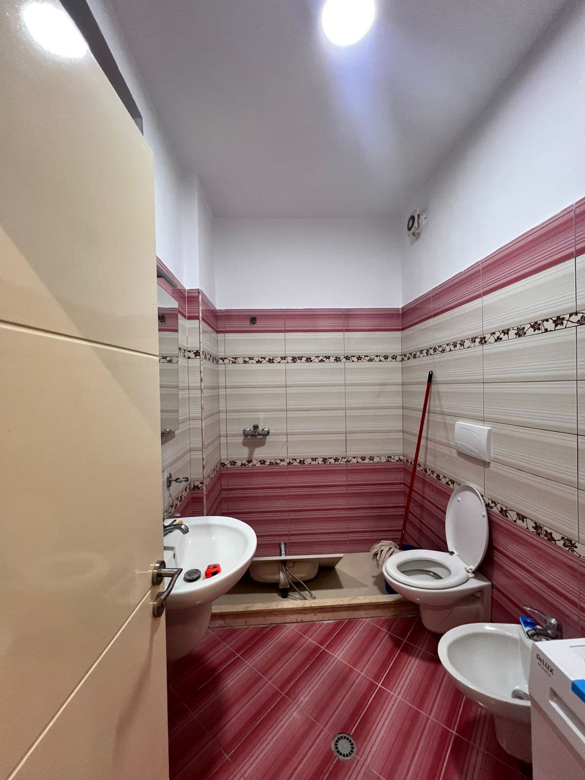 JEPET ME QERA APARTAMENT 2+1 PRANE SHKOLLES EFTALI KOCI, DURRES 2