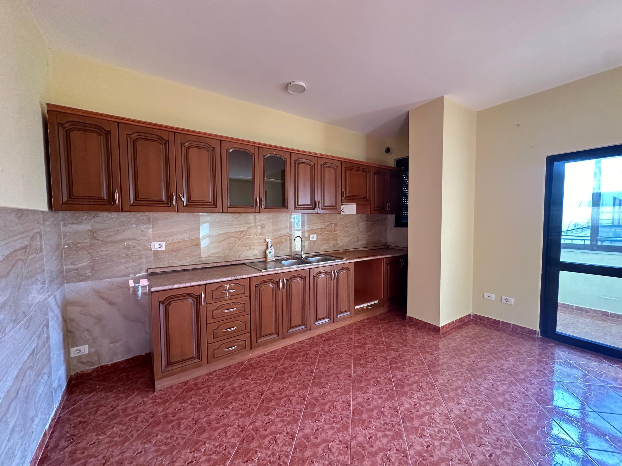 JEPET ME QERA APARTAMENT 1+1 + GARAZH PRANE ISH RAJONIT, DURRES