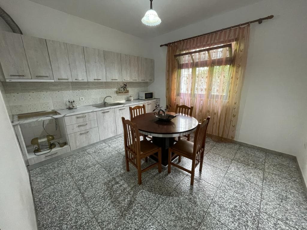 JEPET ME QERA KATI I 1 I NJE VILE TEK ISH-FIDANISHTJA, DURRES