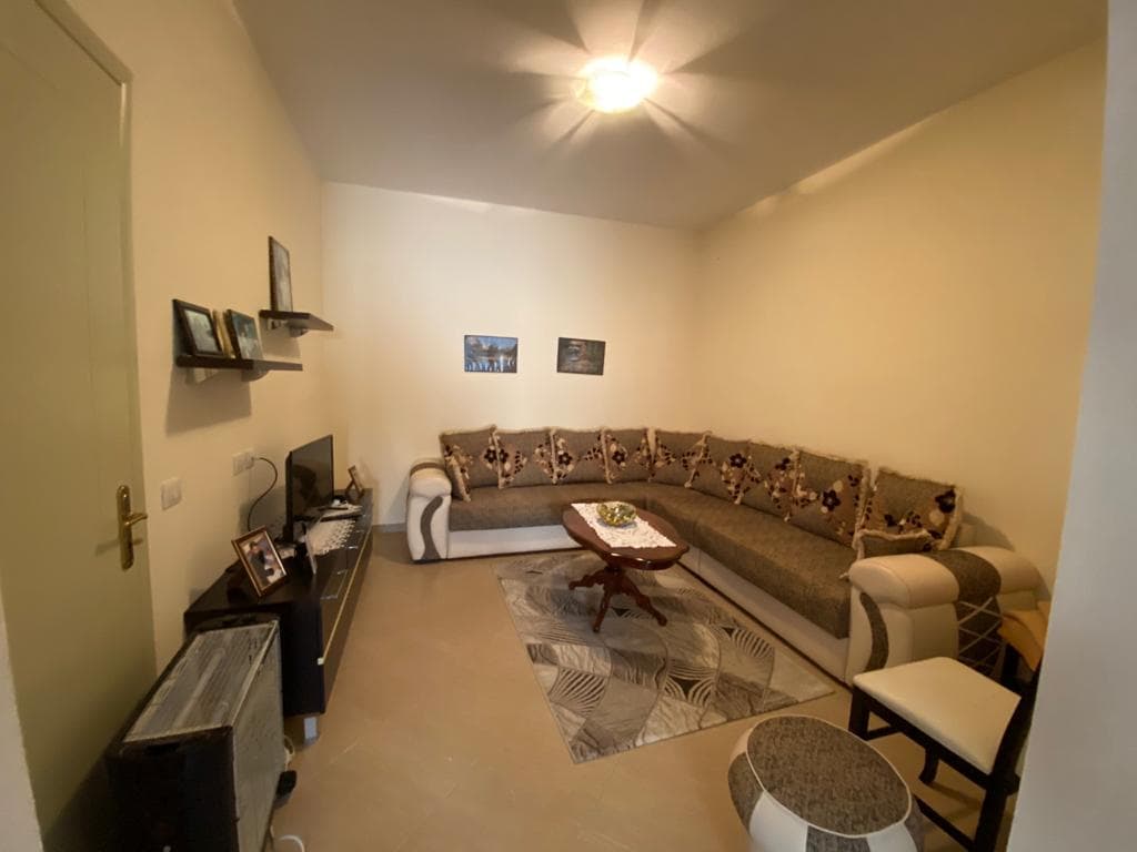 SHITET SHTEPI PRIVATE+AMBIENT BIZNESI, PRANE CEZMES FERRES,LAGJA 8 DURRES. 4