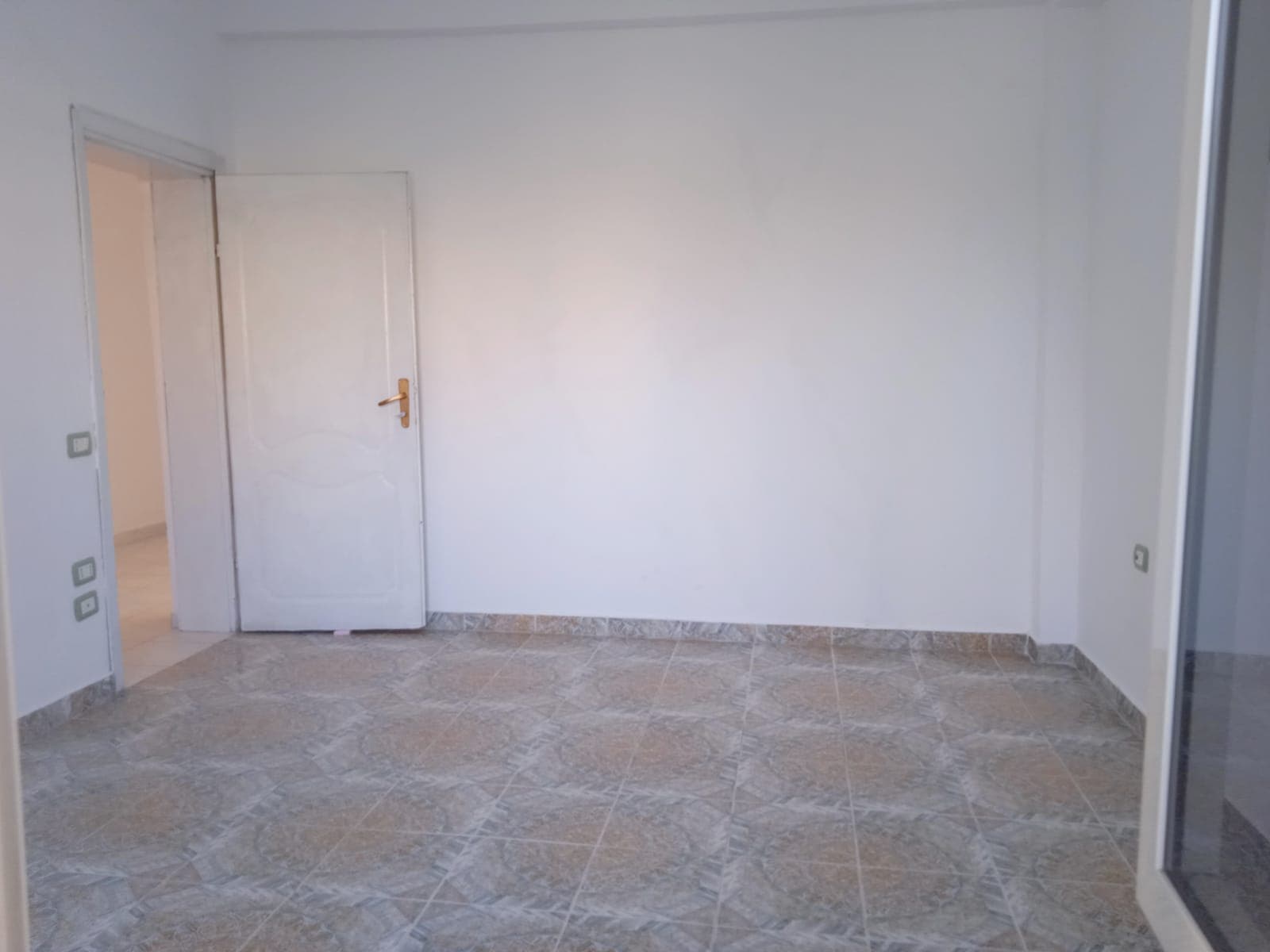 SHITET APARTAMENT 2+1 PRANE FUSHES SE RERES,LAGJA 18,DURRES. 3