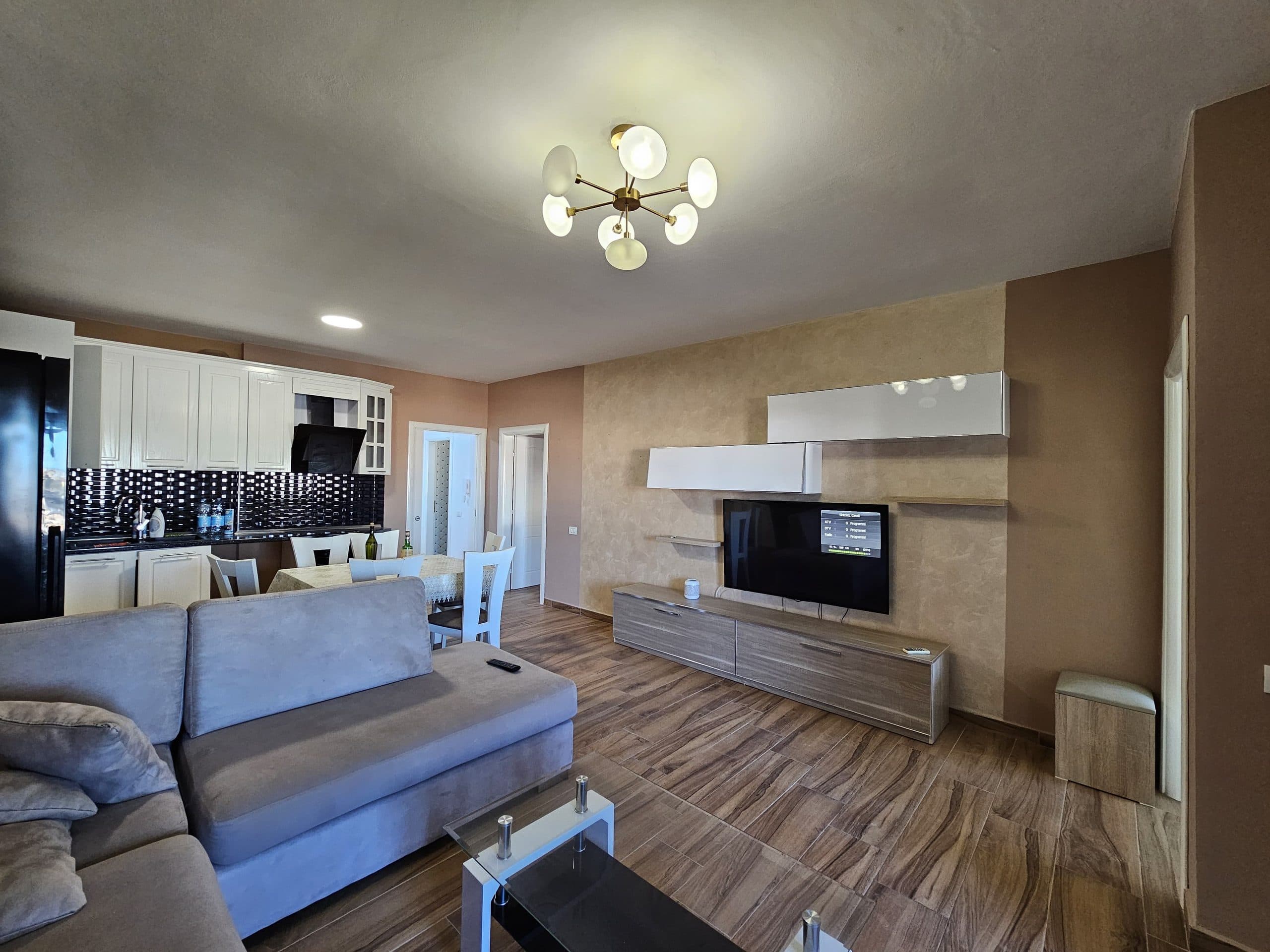 JEPET ME QERA APARTAMENT 2+1 PRANE STACIONIT TRENIT, DURRES. 3