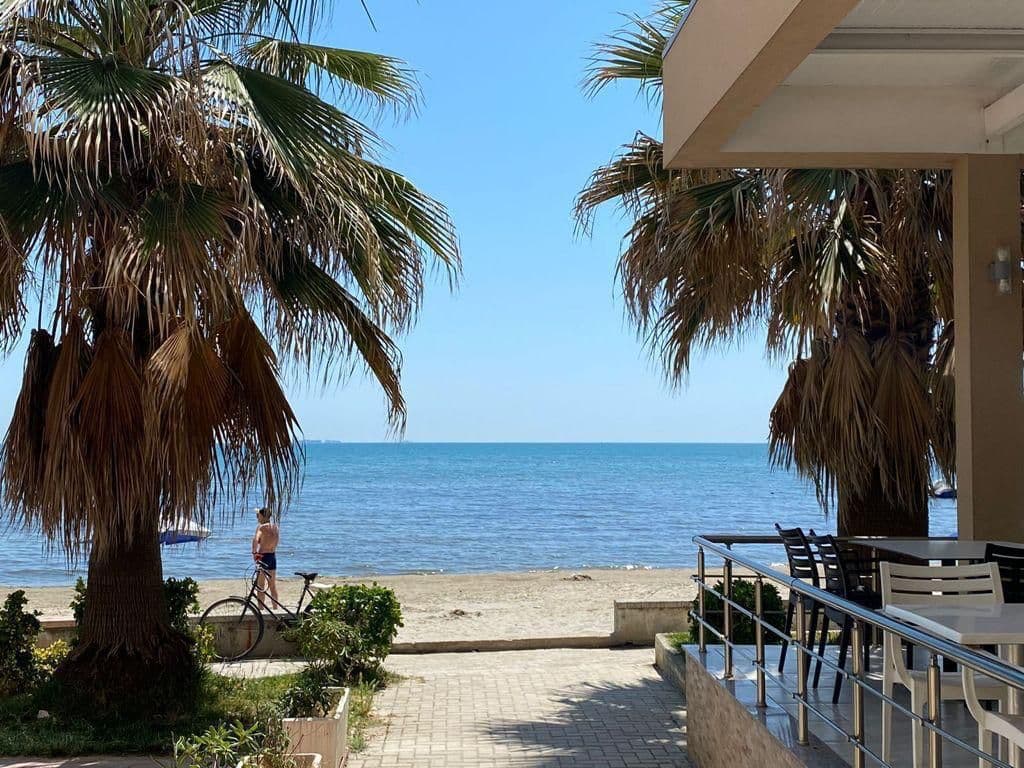 JEPET ME QERA APARTAMENT 1+1 PRANE RESTORANT PINETA,PLAZH,DURRES.