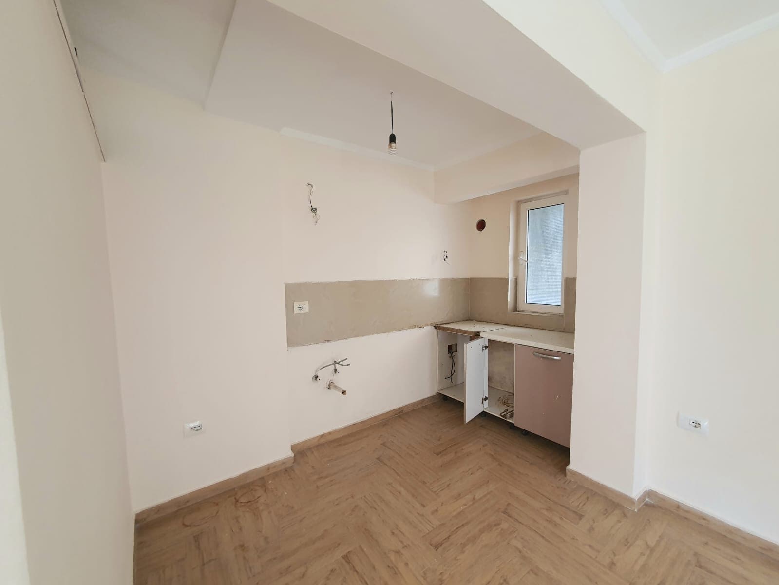 SHITET APARTAMENT 2+1 PRANE SPITALIT,DURRES. 3