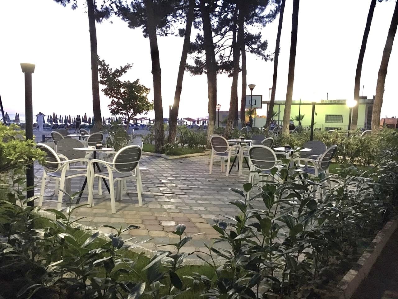 JEPET ME QERA BAR/RESTORAT TE SHKEMBI I KAVAJES 4