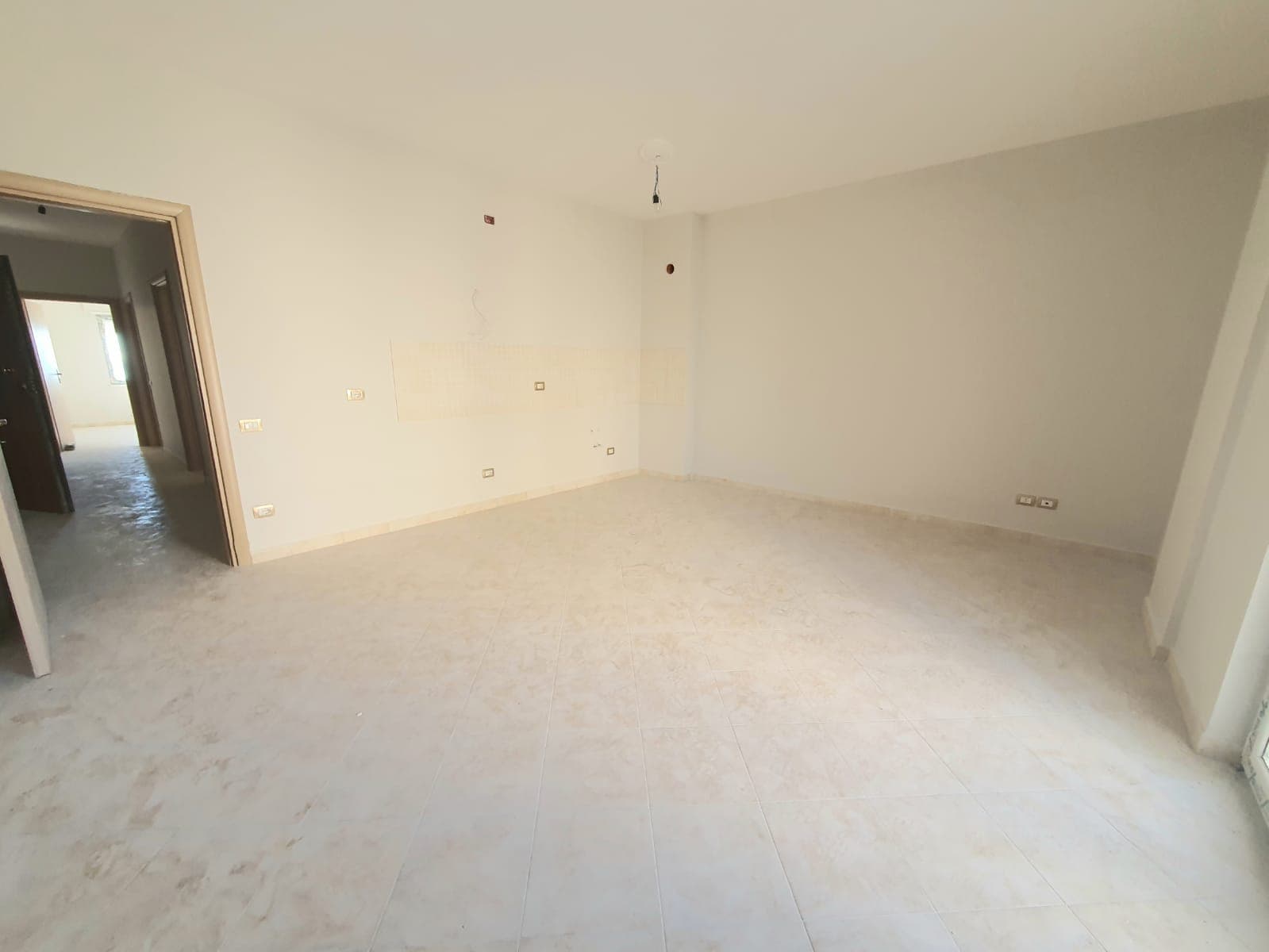 SHITET APARTAMENT 2+1 ME PAMJE NGA DETI PRANE PISTA KOSOVA PLAZH,DURRES. 2
